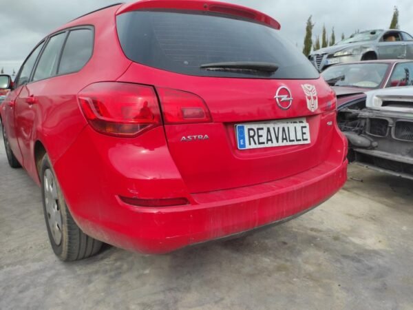 Paragolpe trasero Opel Astra J Sports Tourer 1.7 CDTI (110 cv) - Imagen 3