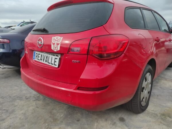 Paragolpe trasero Opel Astra J Sports Tourer 1.7 CDTI (110 cv) - Imagen 2