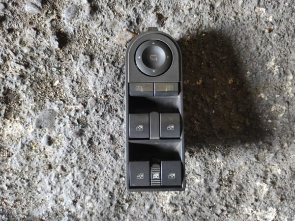 Mando elevalunas delantero izquierdo Opel Zafira B (Versión 2008) 1.7 DTR (110 cv)