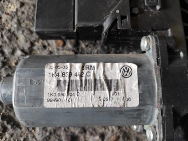 Motor elevalunas trasero derecho Volkswagen Golf V 2.0 TDI (140 cv) - Imagen 3