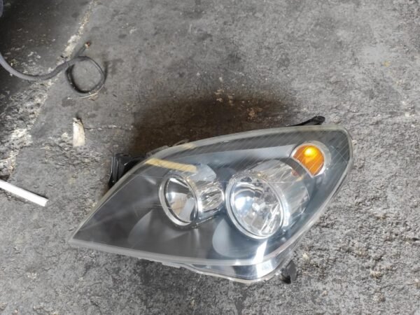 Faro izquierdo Opel Astra H GTC 1.7 CDTI (110 cv)