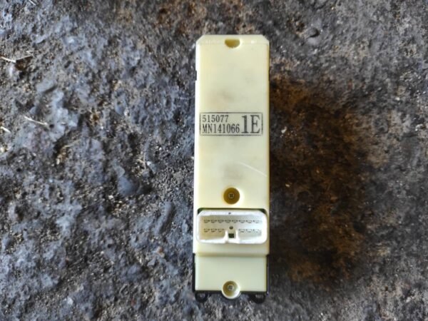 Mando elevalunas delantero izquierdo Mitsubishi Grandis 2.0 DI-D (136 cv) - Imagen 2