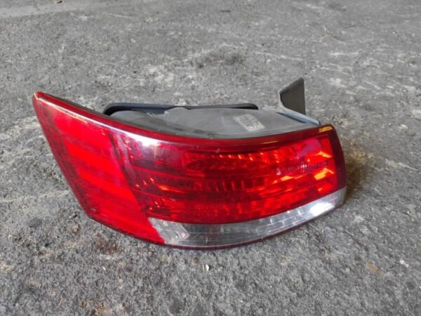 Piloto trasero izquierdo Hyundai Sonata V (NF) 2.0 CRDi 16V (140 cv)