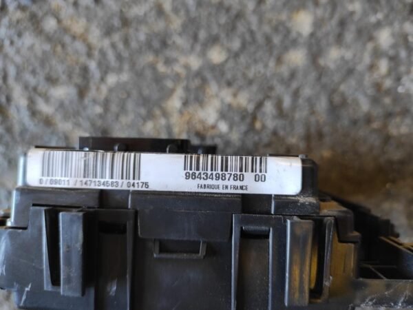 Caja de reles / fusibles Citroen C3 I (Fase II, 2005) 1.4 HDi (68 cv) - Imagen 2