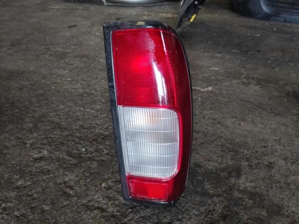 Piloto trasero derecho Nissan Pick UP (D22) 2.5 Di 2WD Double Cab (133 cv)
