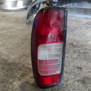 Piloto trasero izquierdo Nissan Pick UP (D22) 2.5 Di 2WD Double Cab (133 cv)