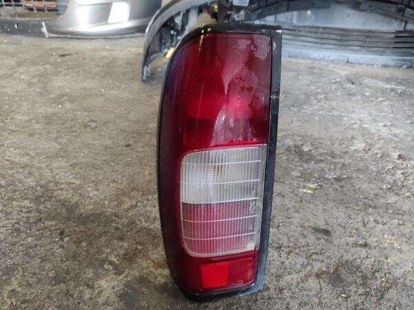 Piloto trasero izquierdo Nissan Pick UP (D22) 2.5 Di 2WD Double Cab (133 cv)