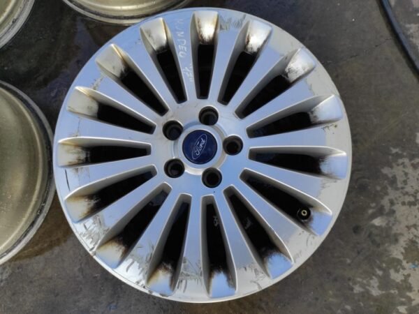 Llantas Ford Mondeo III Hatchback de 17 pulgadas. ET55. Con algún arañazo. - Imagen 2