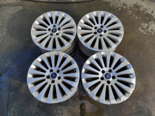 Llantas Ford Mondeo III Hatchback de 17 pulgadas. ET55. Con algún arañazo.