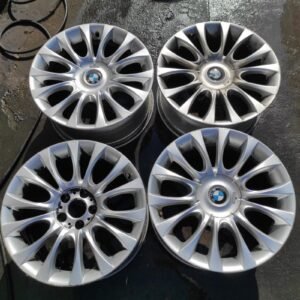 Llantas de 19 pulgadas BMW Serie 5 Sedan (F10). 8.5Jx19 EH2+. Una tiene un pequeño golpe.