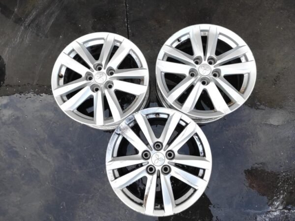 Llantas de 17 pulgadas Mitsubishi ASX 2010, J17x6 1/2J, precio por unidad. QUEDAN 2