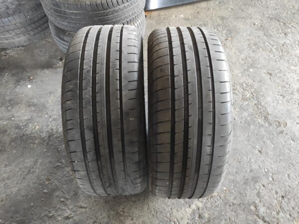 Juego de Neumáticos Goodyear 235/45R18.
