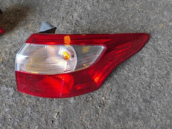 Piloto trasero derecho Ford Focus III Wagon 1.6 TDCi (115 cv)