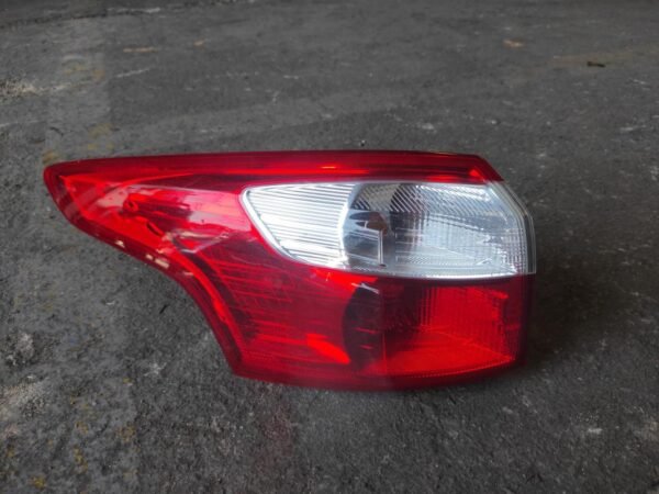 Piloto trasero izquierdo Ford Focus III Wagon 1.6 TDCi (115 cv)