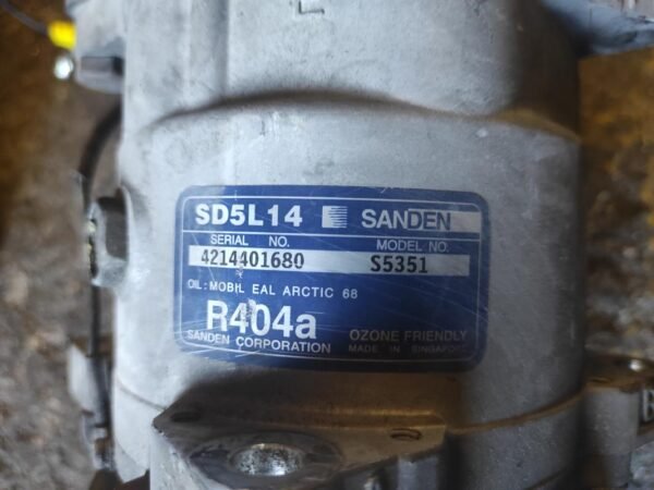 Compresor aire acondicionado Mercedes Benz Vito / Mixto Furgón (W639) 109 CDI (88 cv) - Imagen 4