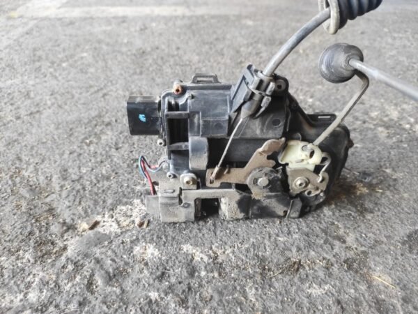Cerradura puerta delantera derecha Volkswagen Golf IV (1J1) 1.9 TDI (101 cv) - Imagen 2
