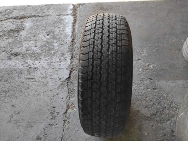 Nuemático Bridgestone 255/65R17.