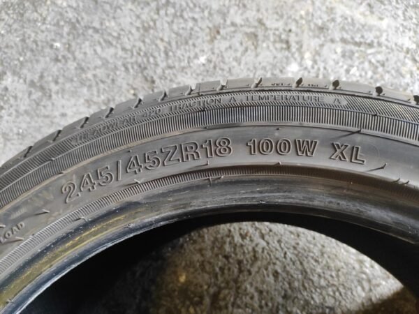 Juego de Neumáticos Winrun 245/45R18, año 2021, pequeño defecto no afecta para la conducción. - Imagen 2