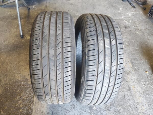 Juego de Neumáticos Centara 235/55R19, marca CEAT, año 2022.