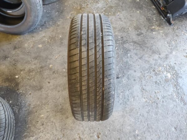 Nuemático Firestone 205/55R16, año 2021.