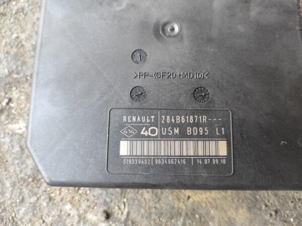 Caja de reles / fusibles Renault Megane III Grandtour 1.5 DCI (106 CV) - Imagen 2