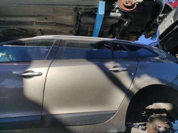 Puerta trasera izquierda Renault Megane III Grandtour 1.5 DCI (106 CV)