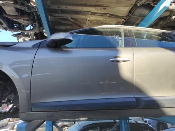 Puerta delantera izquierda Renault Megane III Grandtour 1.5 DCI (106 CV)