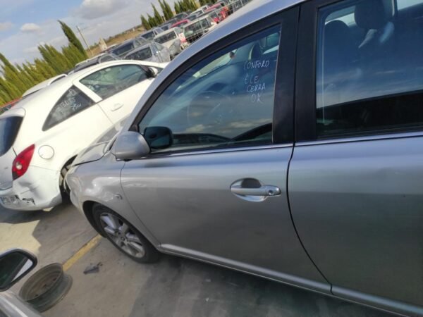 Puerta delantera izquierda Toyota Avensis II 2.0 D-4D (116 cv)