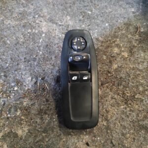 Mando elevalunas delantero izquierdo Peugeot 208 1.2 VTi (82 cv)
