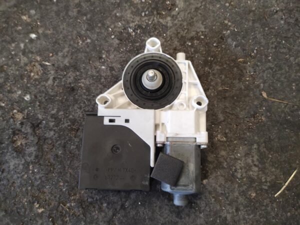 Motor elevalunas delantero derecho Audi A3 (8P) Versión 2008 1.6 TDI (105 cv) - Imagen 2