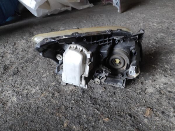 Faro izquierdo Toyota Avensis II 2.2 D-4D (150 cv) - Imagen 2