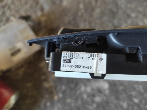 Mando elevalunas delantero izquierdo Toyota Avensis II 2.0 D-4D (116 cv) - Imagen 3