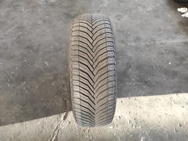 Nuemático Michelin 225/60R17, año 2022.