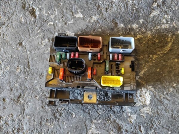 Caja de reles / fusibles Peugeot 307 Station Wagon 1.6 HDI (109 cv)