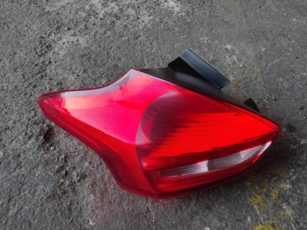 Piloto trasero izquierdo Ford FOCUS III 1.5 TDCi (120 CV)