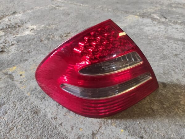 Piloto trasero izquierdo Mercedes Benz Clase E (W211) E 320 CDI (224 cv)