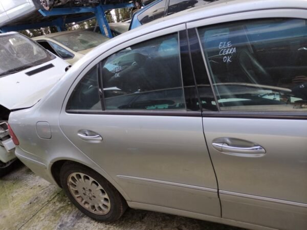 Puerta trasera derecha Mercedes Benz Clase E (W211) E 270 CDI (177 cv)