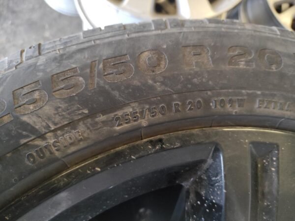 Llantas de 20 pulgadas Jaguar F-pace, 8XJx20CH 45, con neumáticos Continental 255/50R20 109W gastados. - Imagen 11