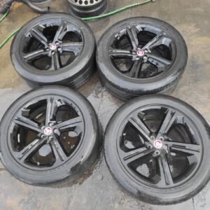 Llantas de 20 pulgadas Jaguar F-pace, 8XJx20CH 45, con neumáticos Continental 255/50R20 109W gastados.