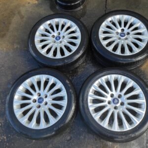 Llantas de 17 pulgadas Ford Grand C-MAX del 2012, E7.0Jx17H2 ET50,  con neumáticos Nexen 215/50R17 95W del 2021 y 2022.