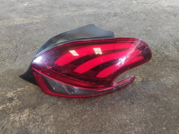 Piloto trasero derecho Peugeot 208 (Versión 2015) 1.2 PureTech (82 cv)
