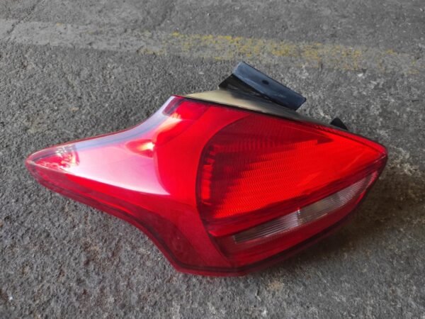 Piloto trasero izquierdo Ford Focus III Hatchback (Versión 2014) 1.0 EcoBoost (125 cv) S&S