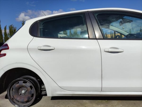 Puerta trasera derecha Peugeot 208 1.2 VTi (82 cv)