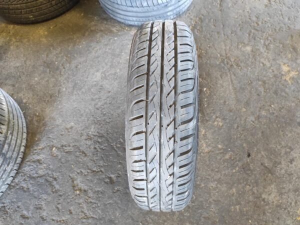 Nuemático Gislaved 165/70R14.