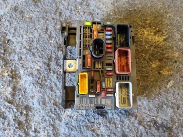 Caja de reles / fusibles Citroen C4 I Picasso (Fase I, 2007) 1.6 HDi (109 cv) FAP