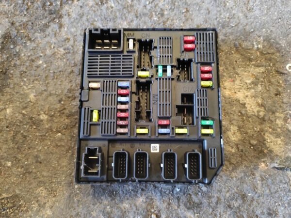 Caja de reles / fusibles Renault Latitude 2.0 dCi (150 cv) FAP