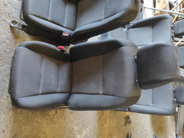 Juego asientos completo Toyota Hilux Double Cab VIII 2.4 D-4D (150 cv) 4WD S&S - Imagen 4