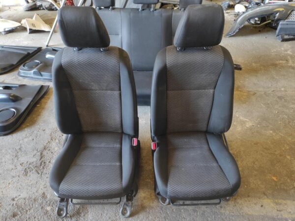 Juego asientos completo Toyota Hilux Double Cab VIII 2.4 D-4D (150 cv) 4WD S&S - Imagen 2
