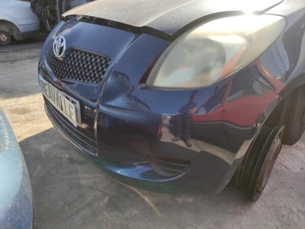 Paragolpe delantero Toyota Yaris II 1.4 D-4D (90 cv) - Imagen 2