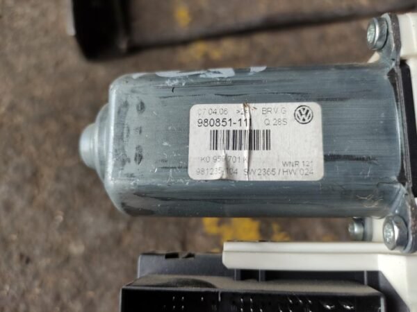 Motor elevalunas delantero izquierdo Volkswagen Passat (B6) 2.0 TDI (140 cv) - Imagen 3